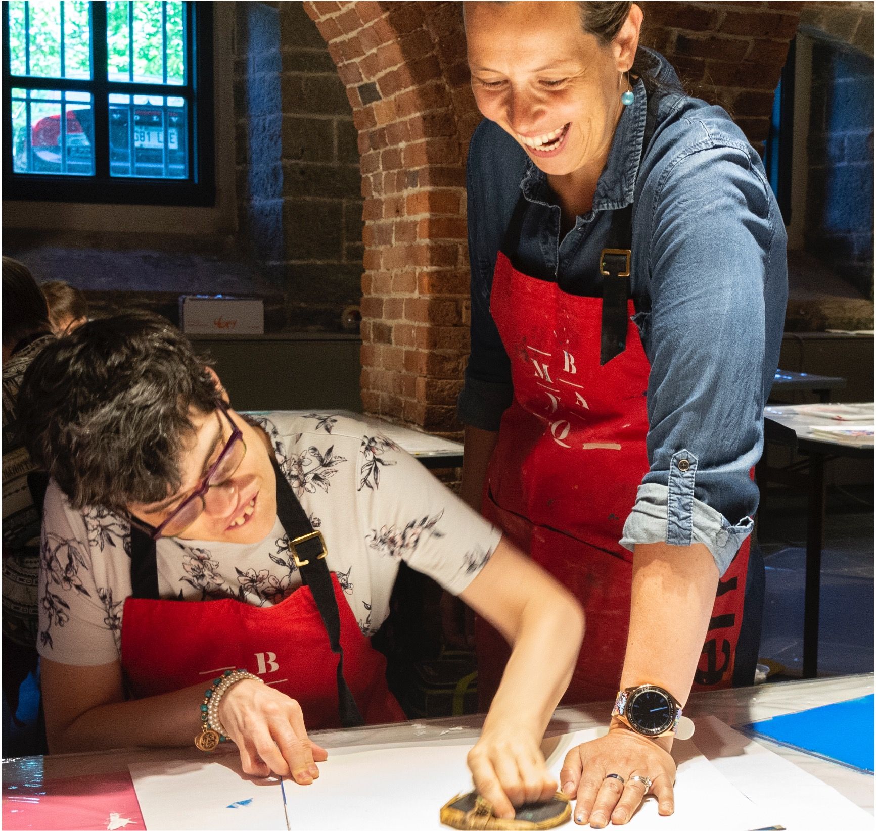 Deux femmes participent à un atelier de création. 